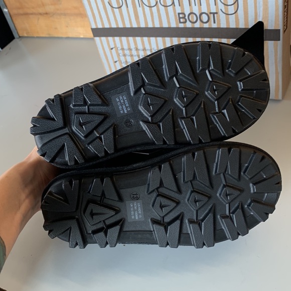 COPY - NIB Kids Kirkland Signature Shearling Sheepskin Boots Black - Picture 5 of 7